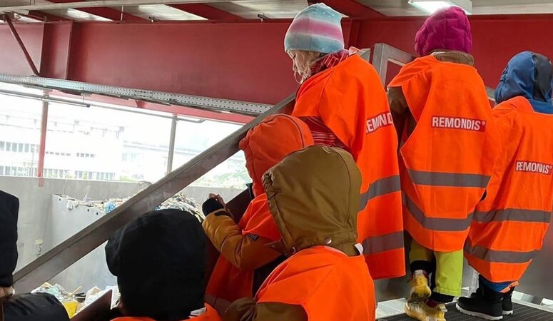 Kinder einer Schulklasse auf dem Recyclinghof in Wallisellen