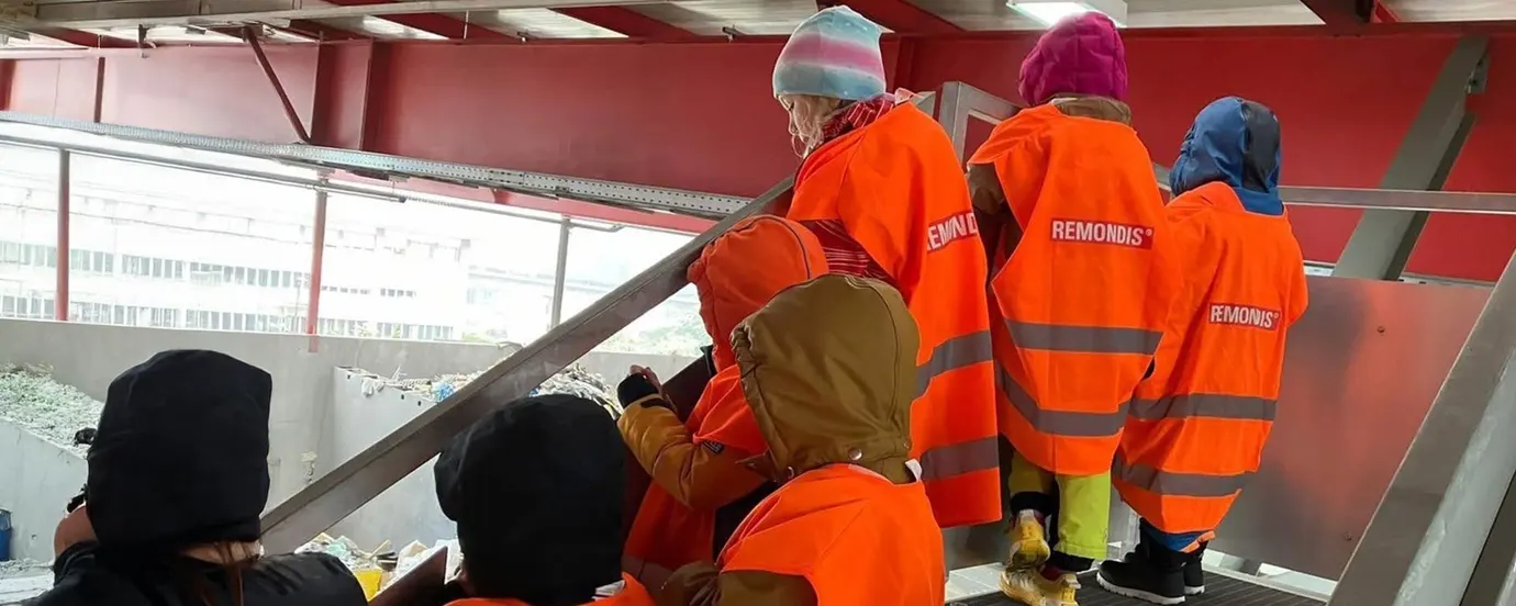 Kinder einer Schulklasse auf dem Recyclinghof in Wallisellen
