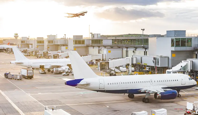 Symbolbild: Flugzeug an einem Flughafen