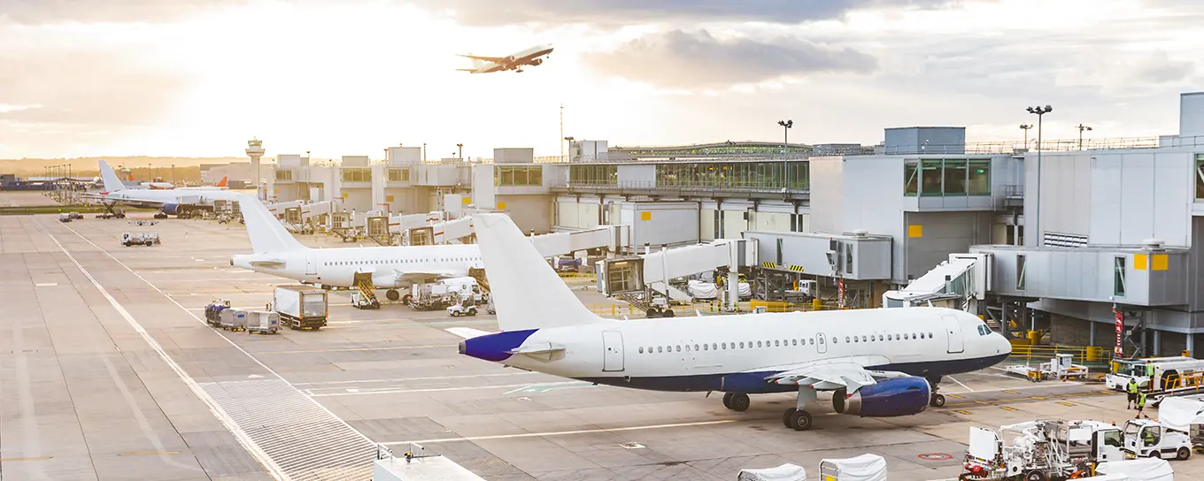 Symbolbild: Flugzeug an einem Flughafen