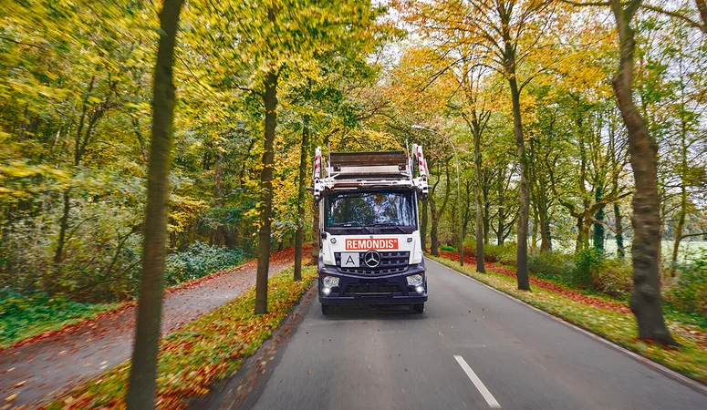 REMONDIS Fahrzeug unterwegs auf einer herbstlichen Strasse