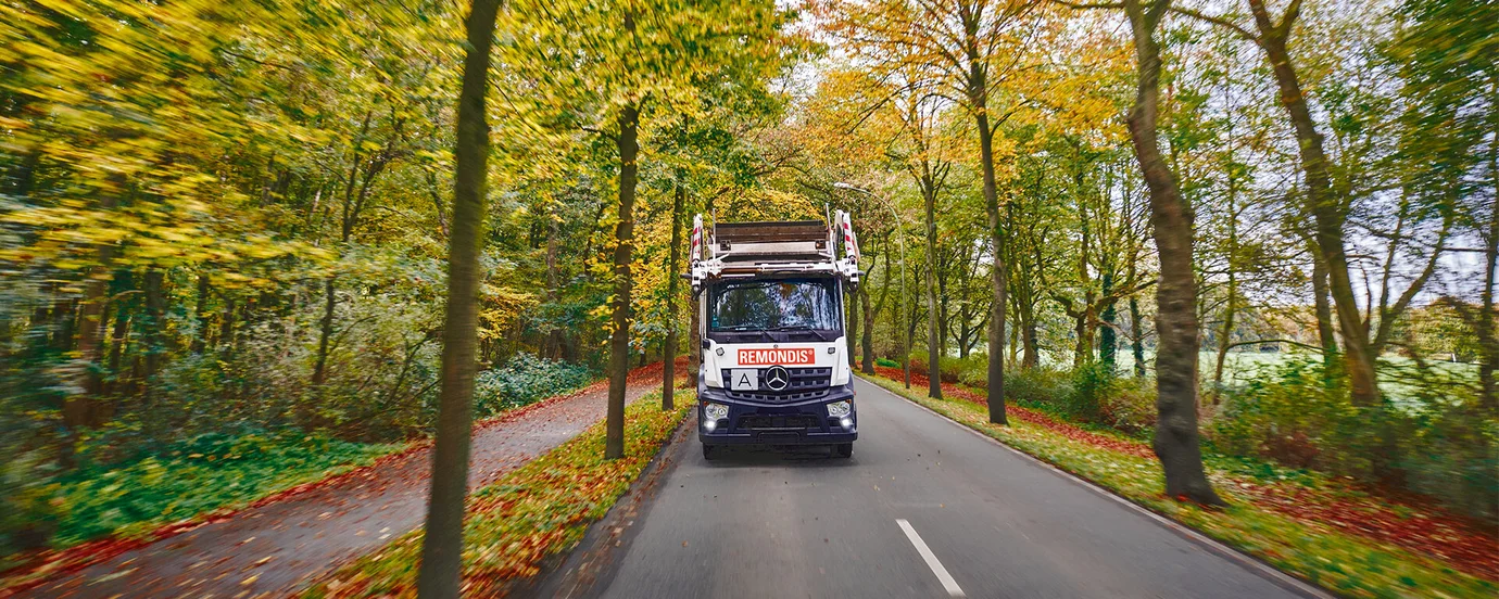 REMONDIS Fahrzeug unterwegs auf einer herbstlichen Strasse