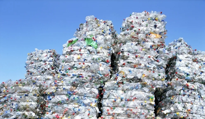 Gepresste Kunststoff-Ballen als Vorbereitung fürs Recycling