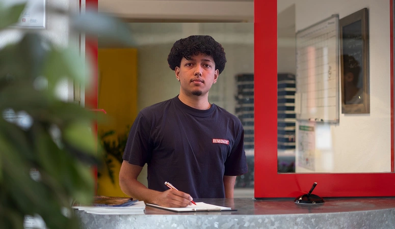 Auszubildender Samin Howlader am Empfang