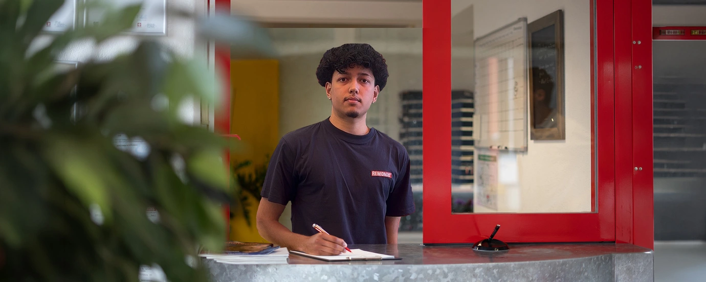 Auszubildender Samin Howlader am Empfang