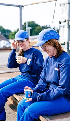 Auszubildende auf dem Werkshof